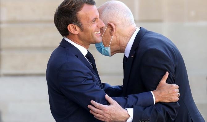 Kais Saied avec le président français Emmanuel Macron lors d’une rencontre officielle, dans un contexte de critiques croissantes sur la dérive autoritaire du pouvoir tunisien, la répression de l’opposition et l’affaiblissement de l’indépendance judiciaire sous Kais Saied.