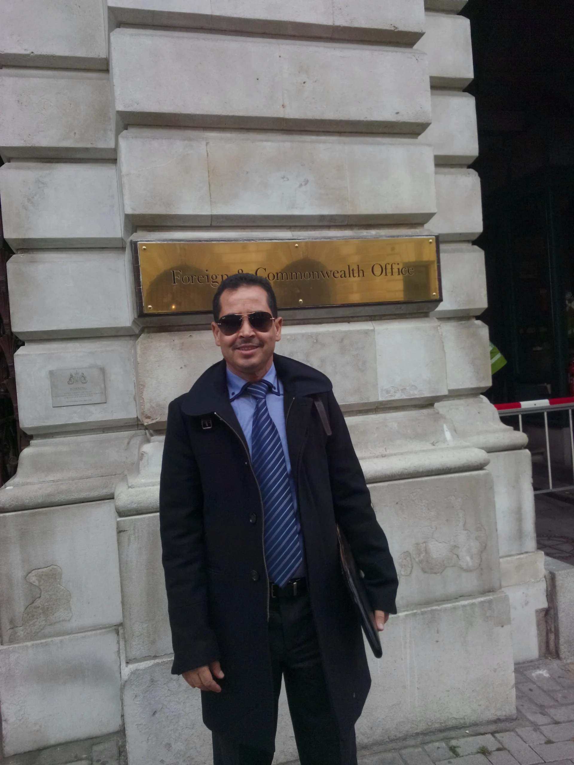Bechir Akremi devant le ministère britannique des Affaires étrangères à Londres lors d’une mission de coopération internationale en matière de justice et d’antiterrorisme.