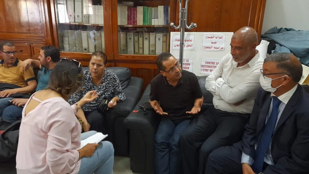 Bechir Akremi échangeant avec des magistrats tunisiens pendant une mobilisation pour l’indépendance judiciaire et contre les mesures affectant la justice sous Kais Saied.