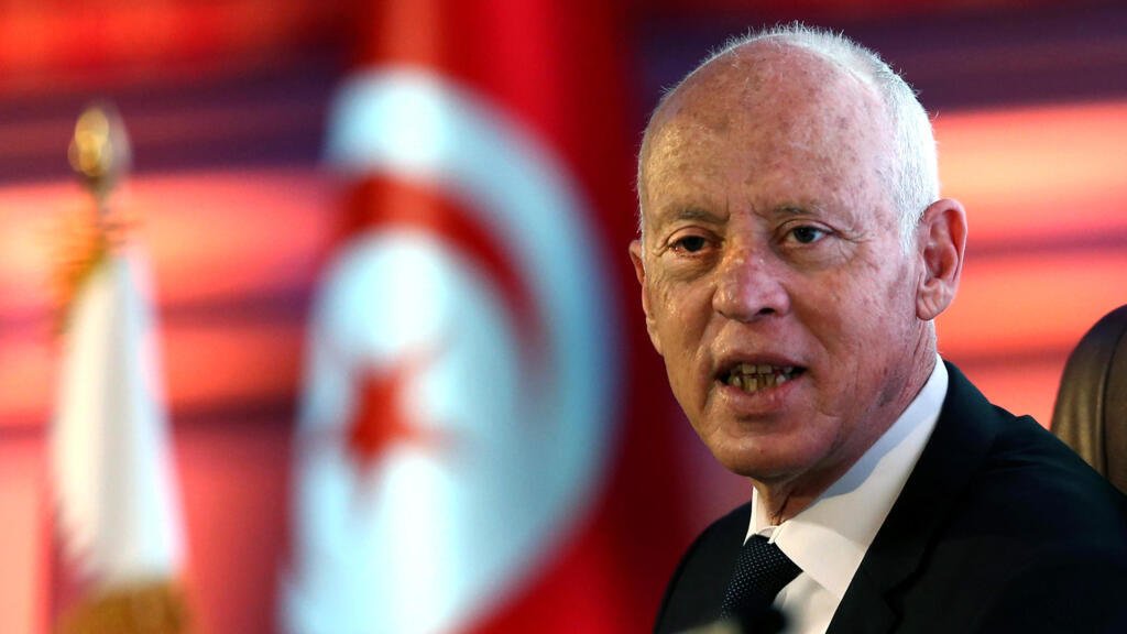 Kais Saied lors d’un discours politique en Tunisie, président au centre des critiques concernant la concentration des pouvoirs, la répression de l’opposition et l’affaiblissement de l’indépendance judiciaire.
