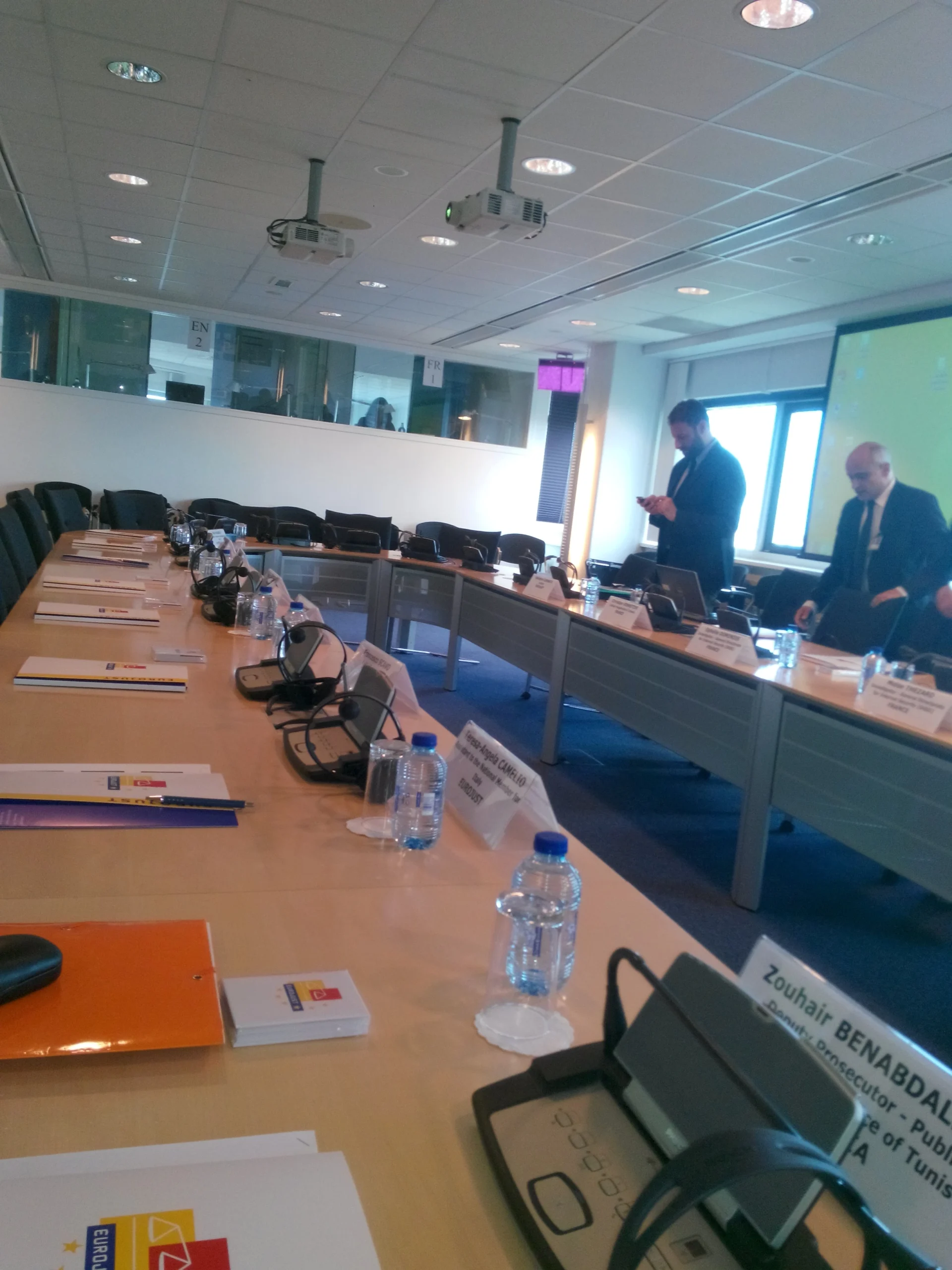 Réunion internationale à Eurojust aux Pays-Bas photographiée par Bechir Akremi, consacrée à la coopération judiciaire européenne et aux enquêtes antiterroristes.