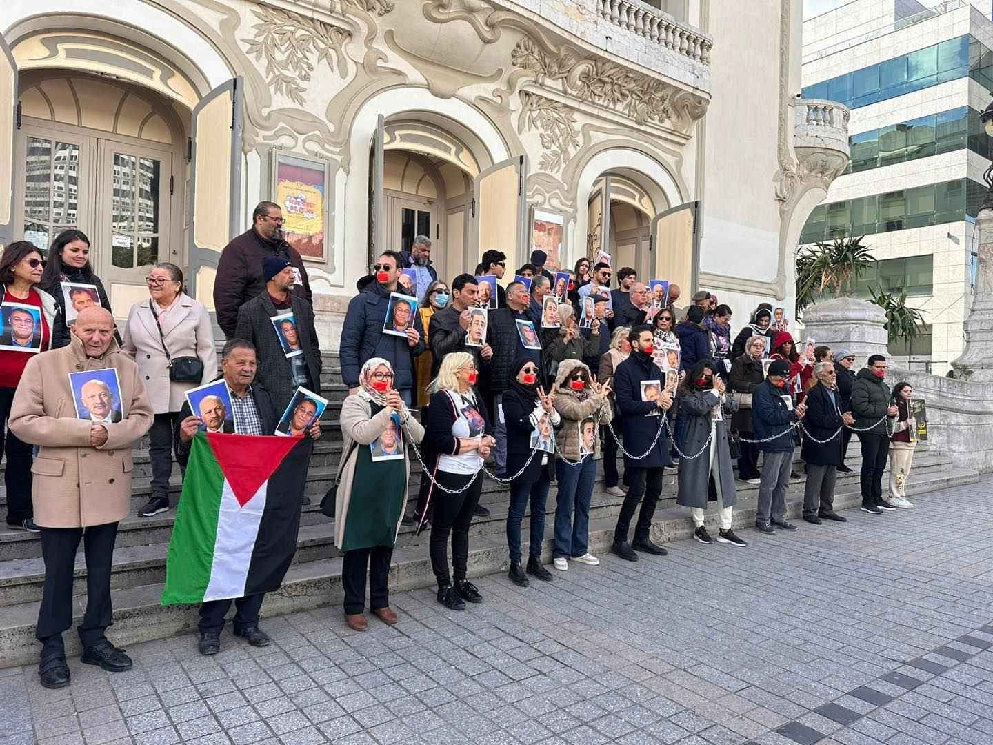 Familles de détenus politiques manifestant en Tunisie contre les arrestations et la répression de l’opposition sous le pouvoir de Kais Saied.