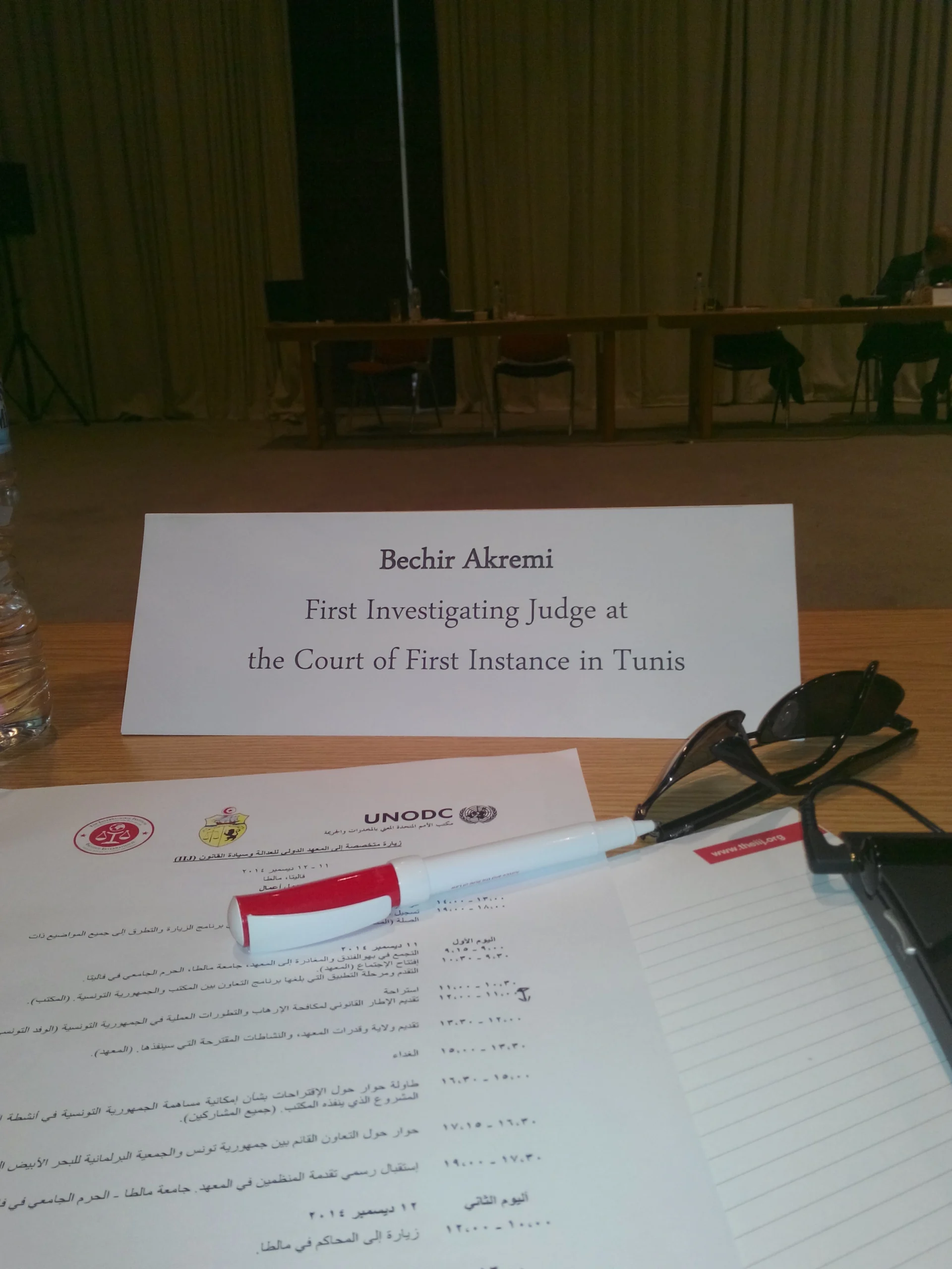 Plaque nominative de Bechir Akremi lors d’une réunion des Nations unies consacrée à la lutte contre le terrorisme et à la coopération judiciaire internationale.