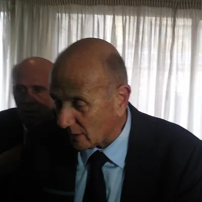 Ahmed Néjib Chebbi répondant à des journalistes, en mars 2011, détenu en Tunisie depuis décembre 2025 sous Kais Saied