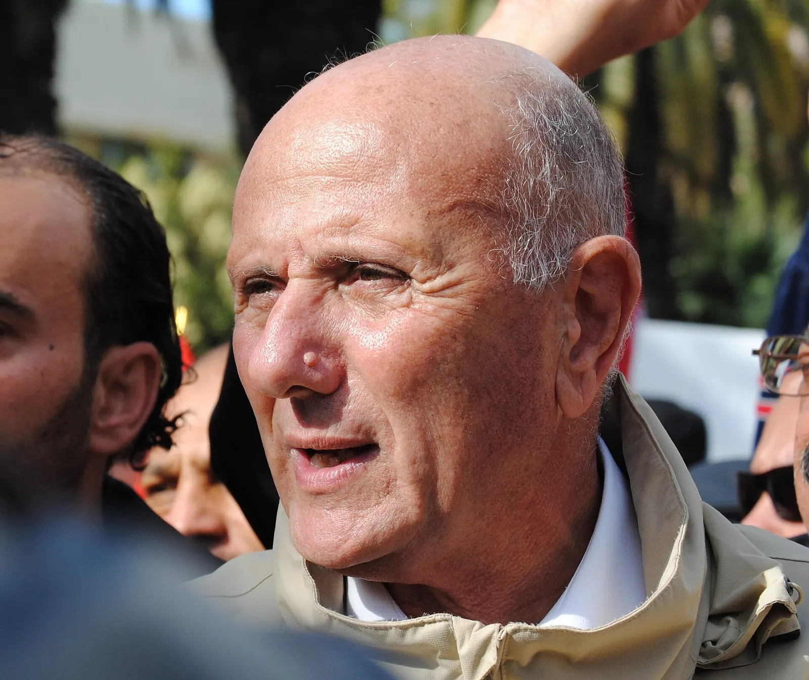 Ahmed Néjib Chebbi, figure de l’opposition tunisienne, au milieu d’une foule en janvier 2012