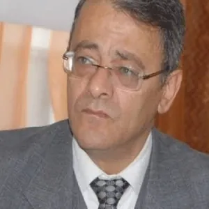Portrait d’Ahmed Souab, avocat, ancien juge administratif, détenu en Tunisie depuis avril 2025 sous Kais Saied