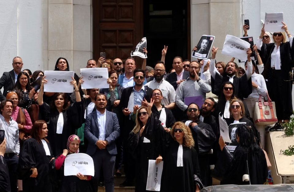 Avocats tunisiens manifestant en robe