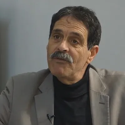 L’avocat Ayachi Hammami dans son bureau, en 2023, défenseur des droits humains, détenu en Tunisie depuis décembre 2025 sous Kais Saied