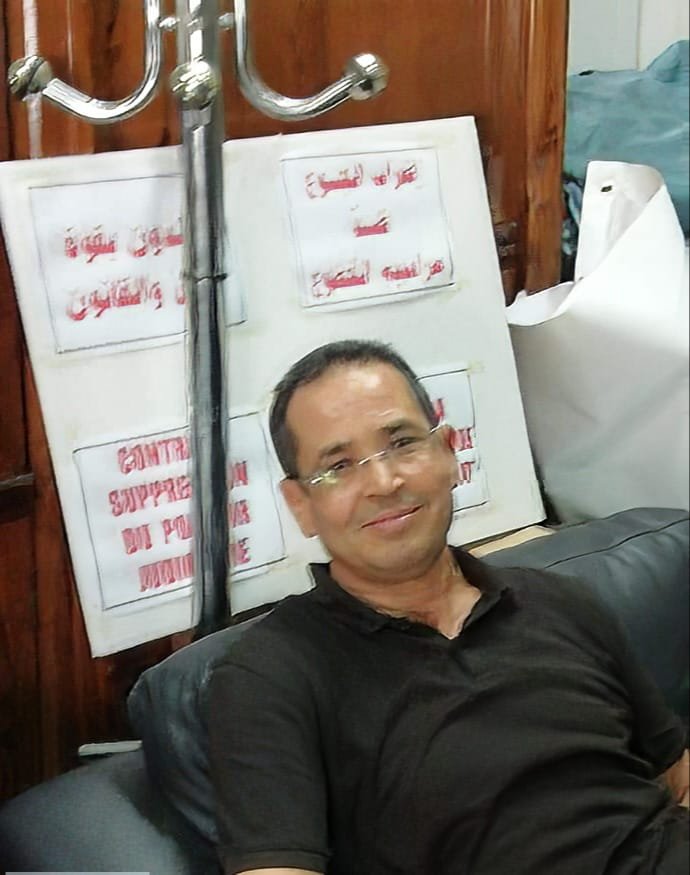 Bechir Akremi participant à un rassemblement au siège de l’Association des magistrats tunisiens pour défendre l’indépendance de la justice face aux pressions du pouvoir de Kais Saied.