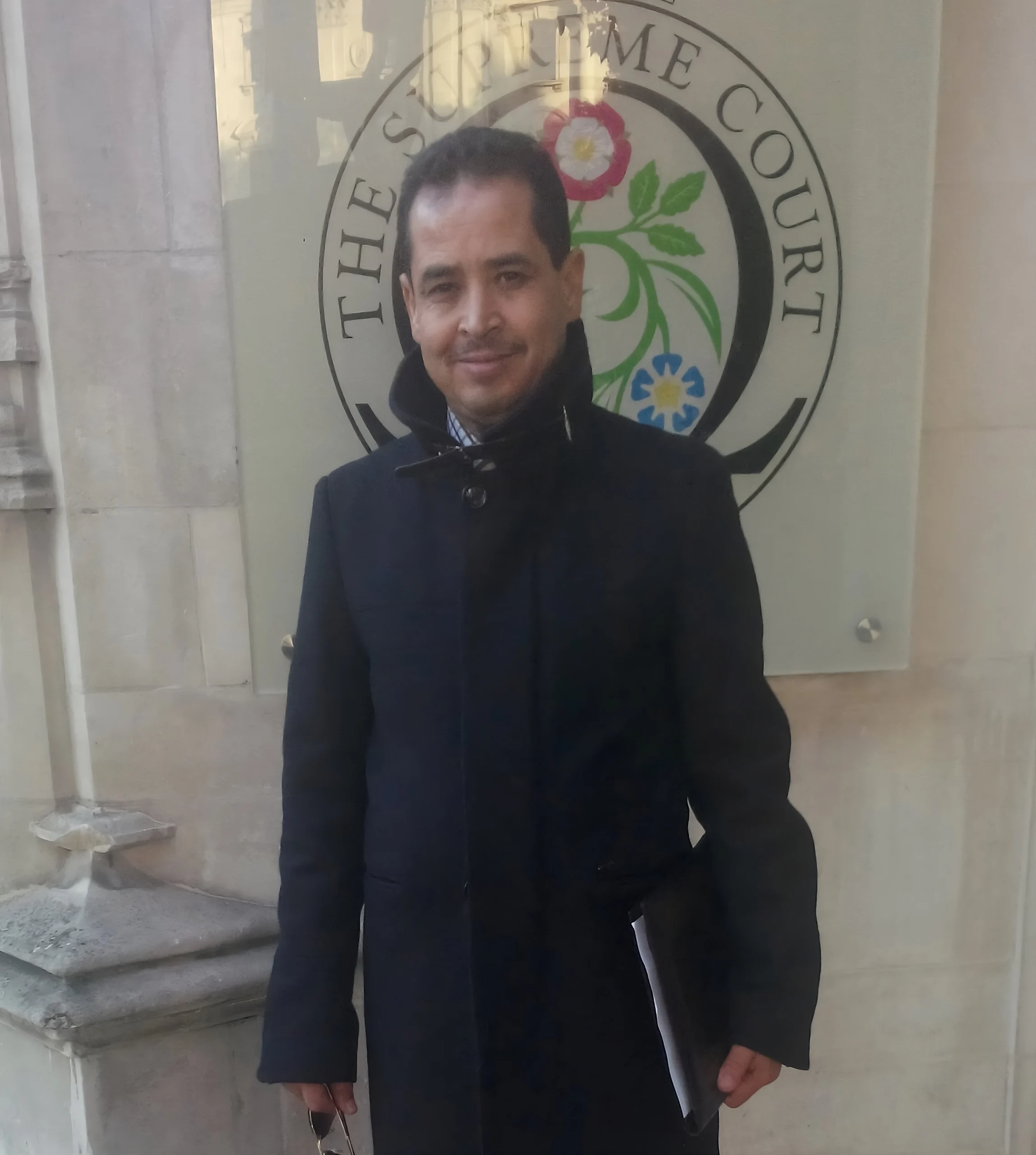 Bechir Akremi devant la Cour suprême du Royaume-Uni à Londres, dans le cadre de ses activités internationales liées à la justice et à la coopération antiterroriste tunisienne.