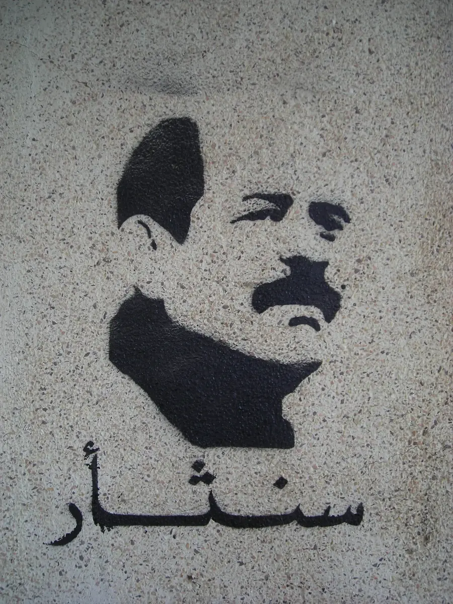 Pochoir à l’effigie de Chokri Belaïd avec l’inscription « Nous le vengerons », en février 2013