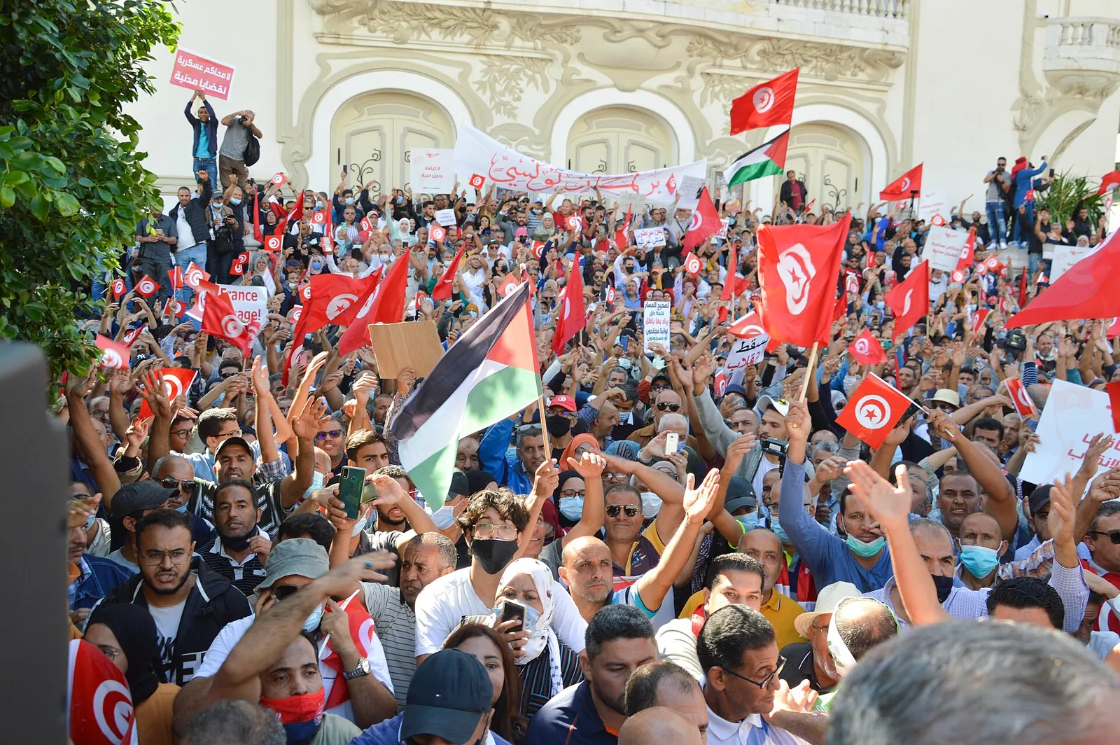 Foule de citoyens tunisiens manifestant contre Kais Saied sur l’avenue Habib-Bourguiba, à Tunis, le 10 octobre 2021