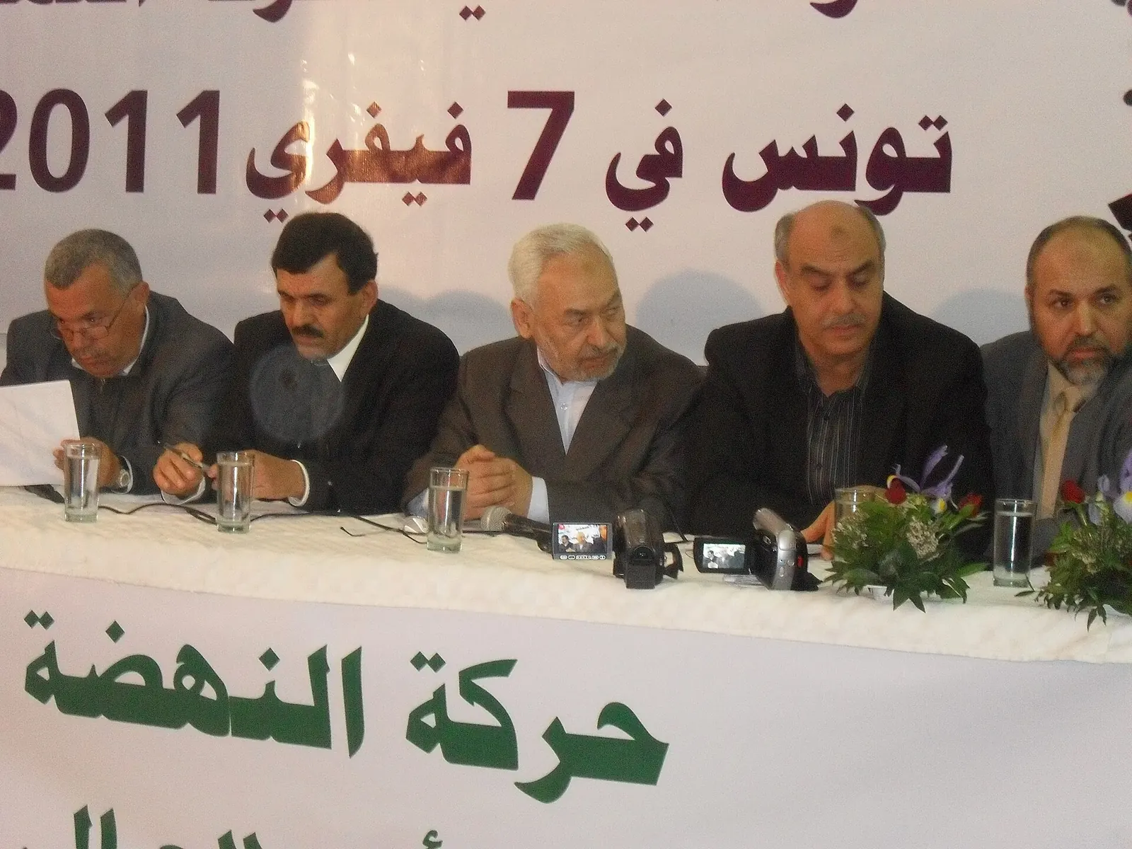 Rached Ghannouchi et les dirigeants d’Ennahdha lors de leur première conférence de presse après la révolution, à Tunis, le 7 février 2011