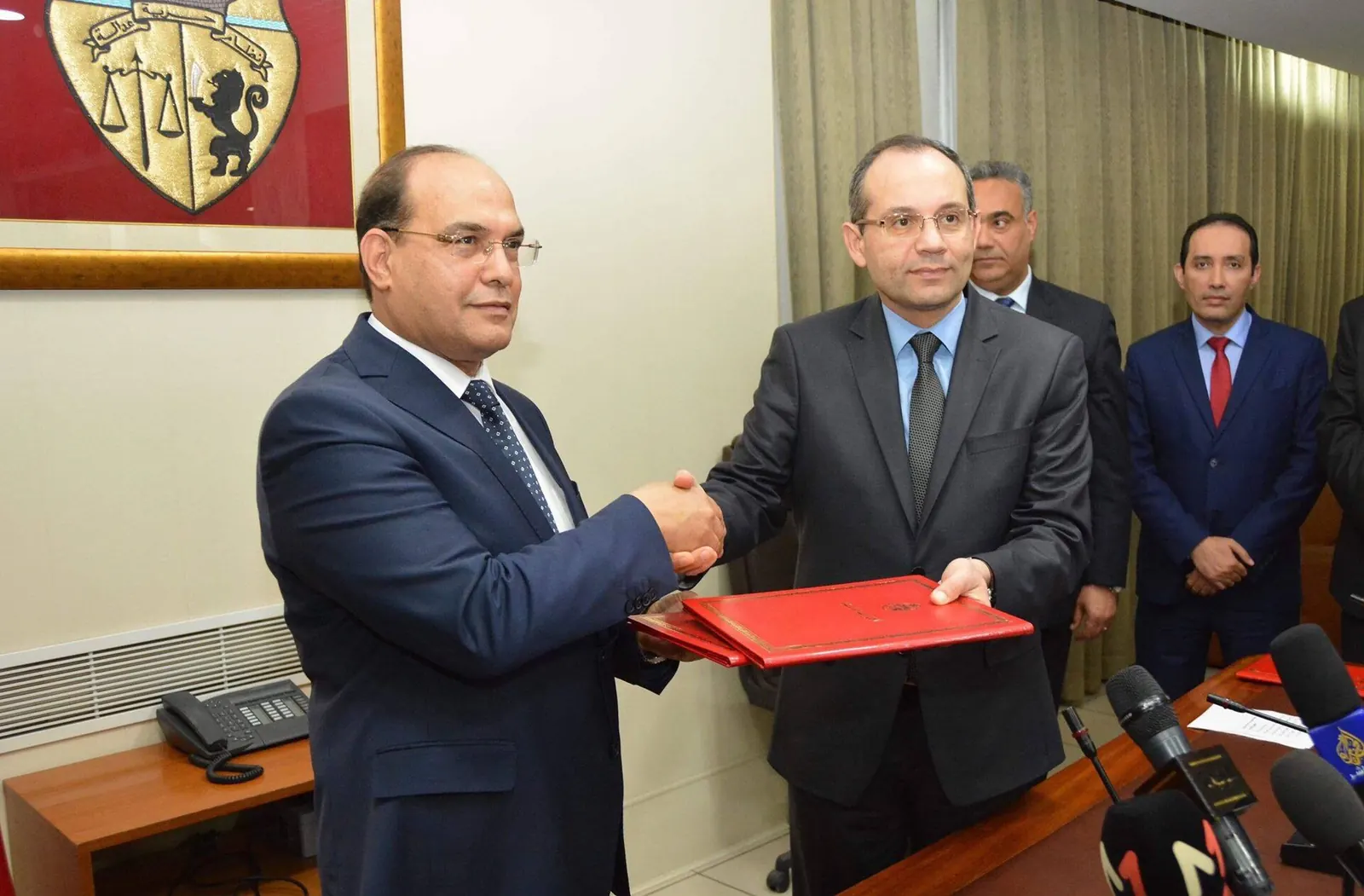 Chawki Tabib, président de l’Instance nationale de lutte contre la corruption (INLUCC), et le ministre de l’Intérieur Hichem Fourati signent un accord de partenariat à Tunis, le 26 décembre 2018 ; l’INLUCC, qui recevait les déclarations de patrimoine, a été fermée en 2021