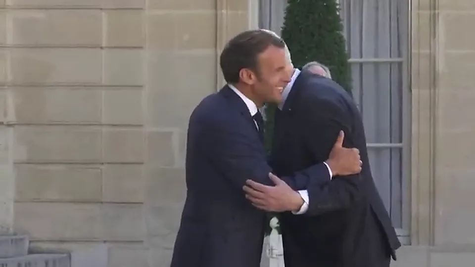 Kais Saied dans les bras d’Emmanuel Macron au palais de l’Élysée, à Paris, le 22 juin 2020