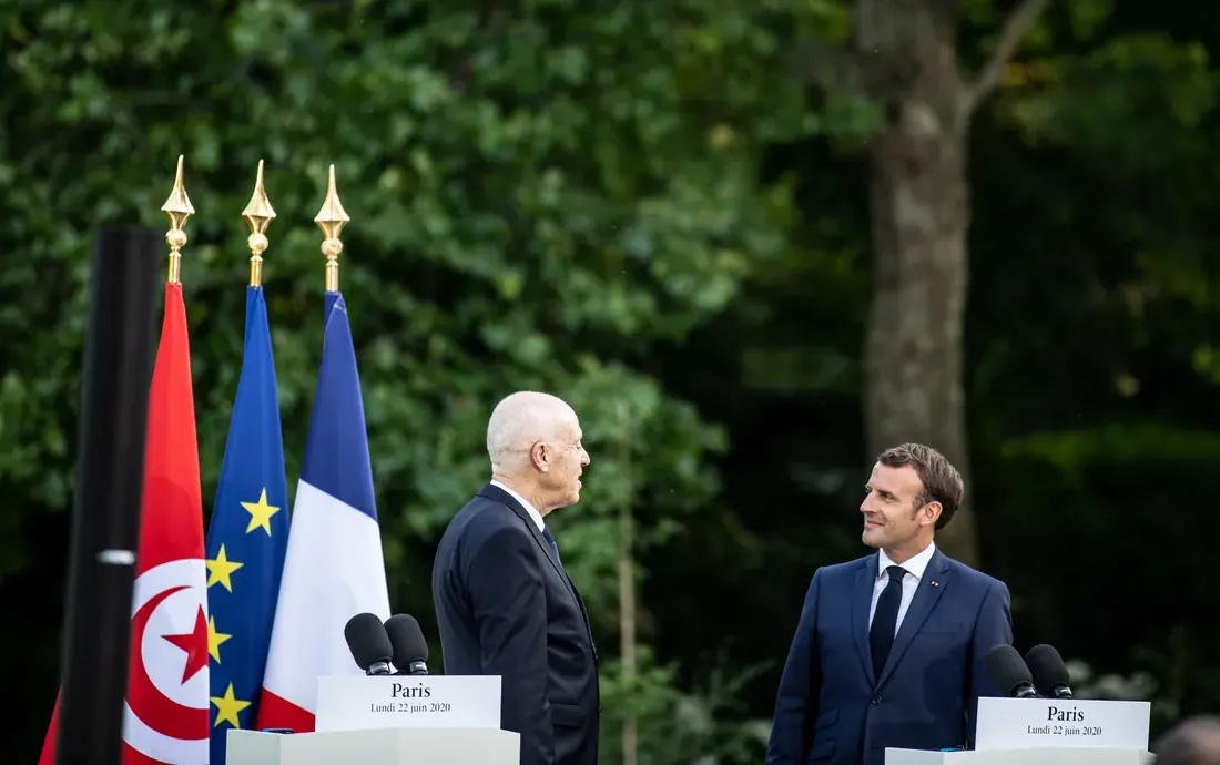 Kais Saied et Emmanuel Macron lors de leur déclaration conjointe dans les jardins du palais de l’Élysée, à Paris, le 22 juin 2020, devant les drapeaux tunisien, européen et français