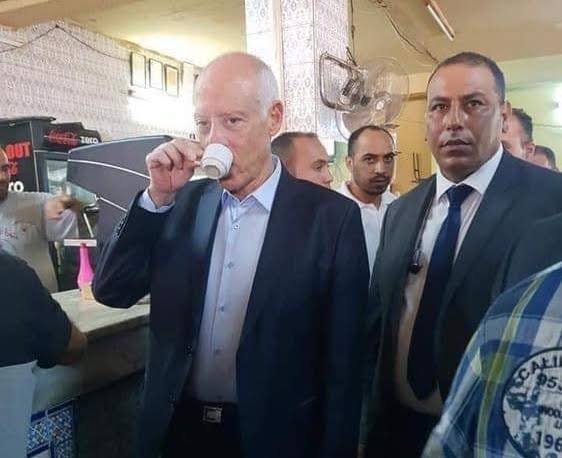 قيس سعيد في مقهى