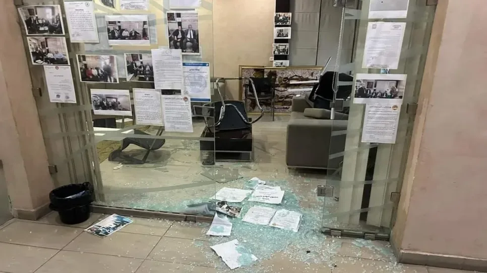 Porte vitrée brisée et hall saccagé de la Maison de l’avocat, à Tunis, après l’arrestation de l’avocat Mehdi Zagrouba par la police, le 13 mai 2024