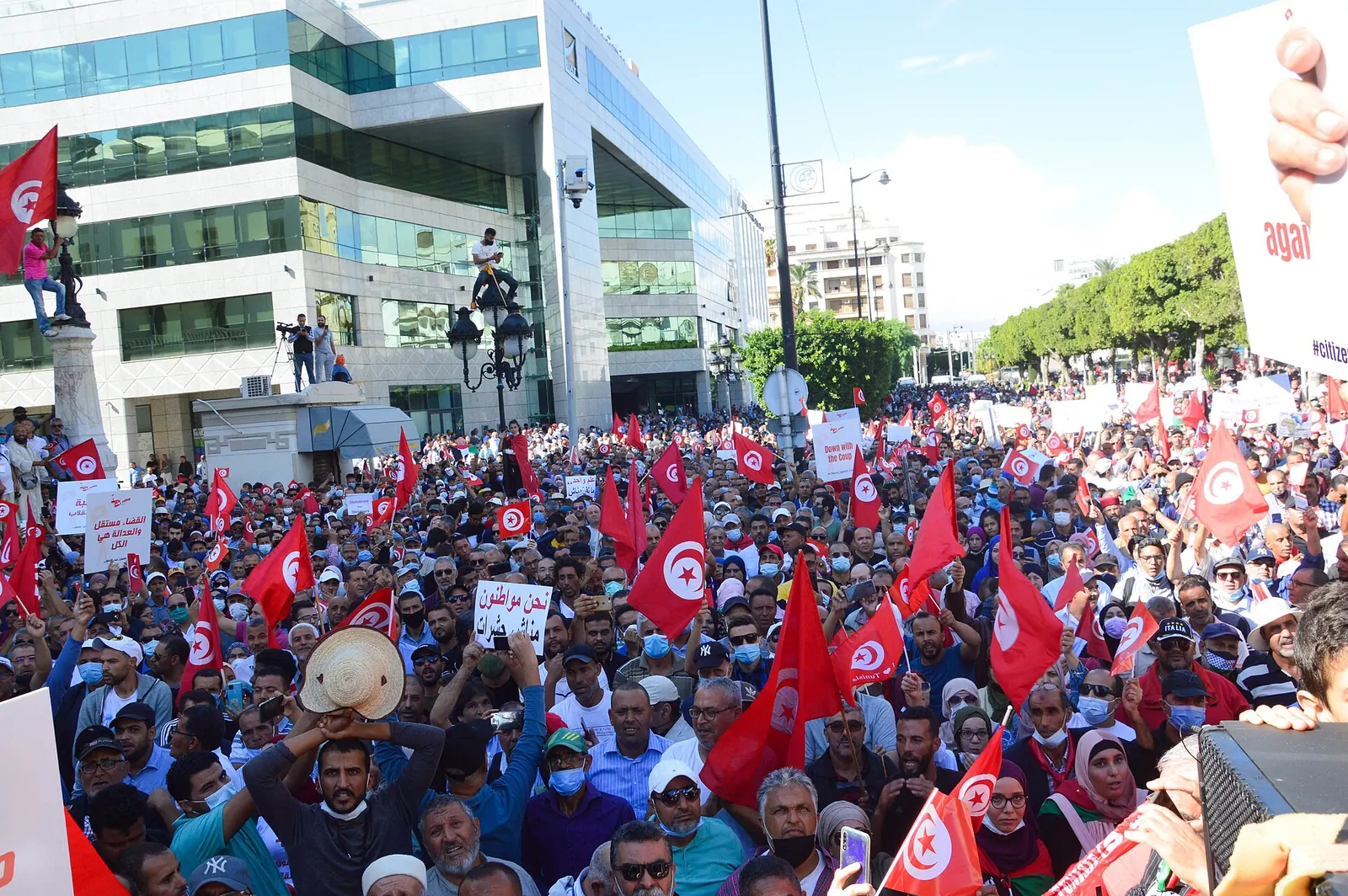 Manifestants agitant des drapeaux tunisiens contre le coup de force de Kais Saied, à Tunis, le 10 octobre 2021