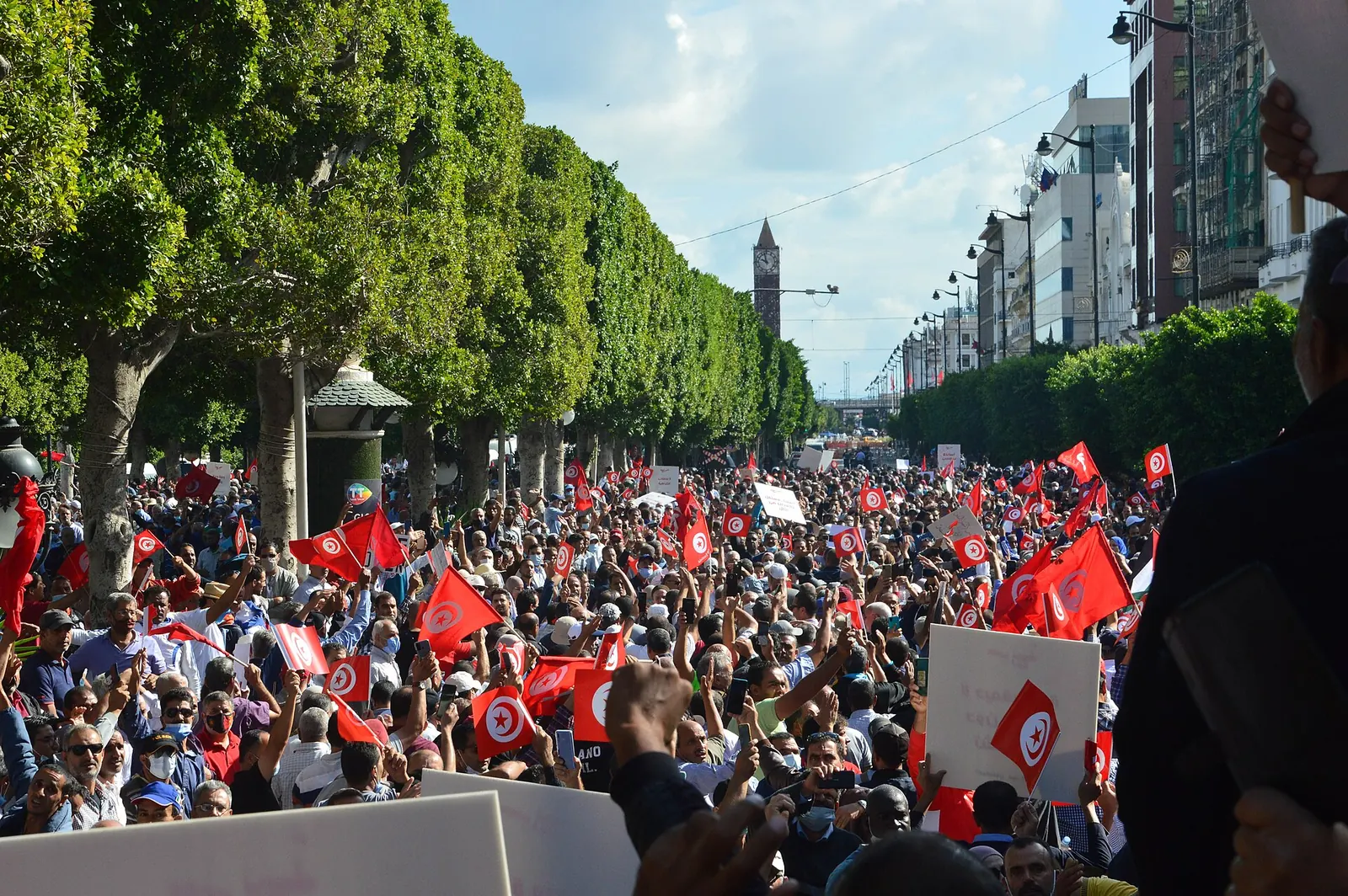 Foule brandissant des drapeaux tunisiens sur l’avenue Habib-Bourguiba, à Tunis, lors d’une manifestation contre Kais Saied, le 10 octobre 2021