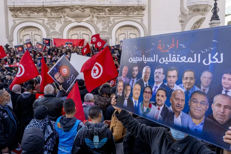 Manifestation en Tunisie contre Kais Saied et la concentration des pouvoirs, avec des protestataires dénonçant la répression politique et le recul des libertés publiques.