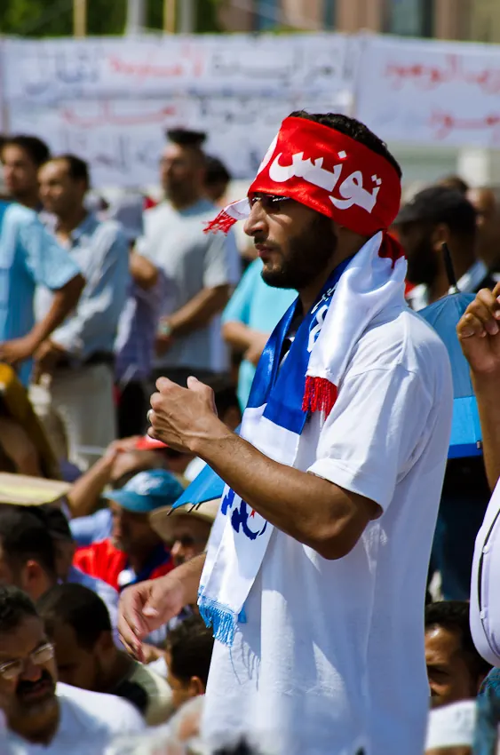 Militant d’Ennahdha portant un bandeau « Tunisie » lors d’une manifestation du parti à Tunis, en septembre 2012