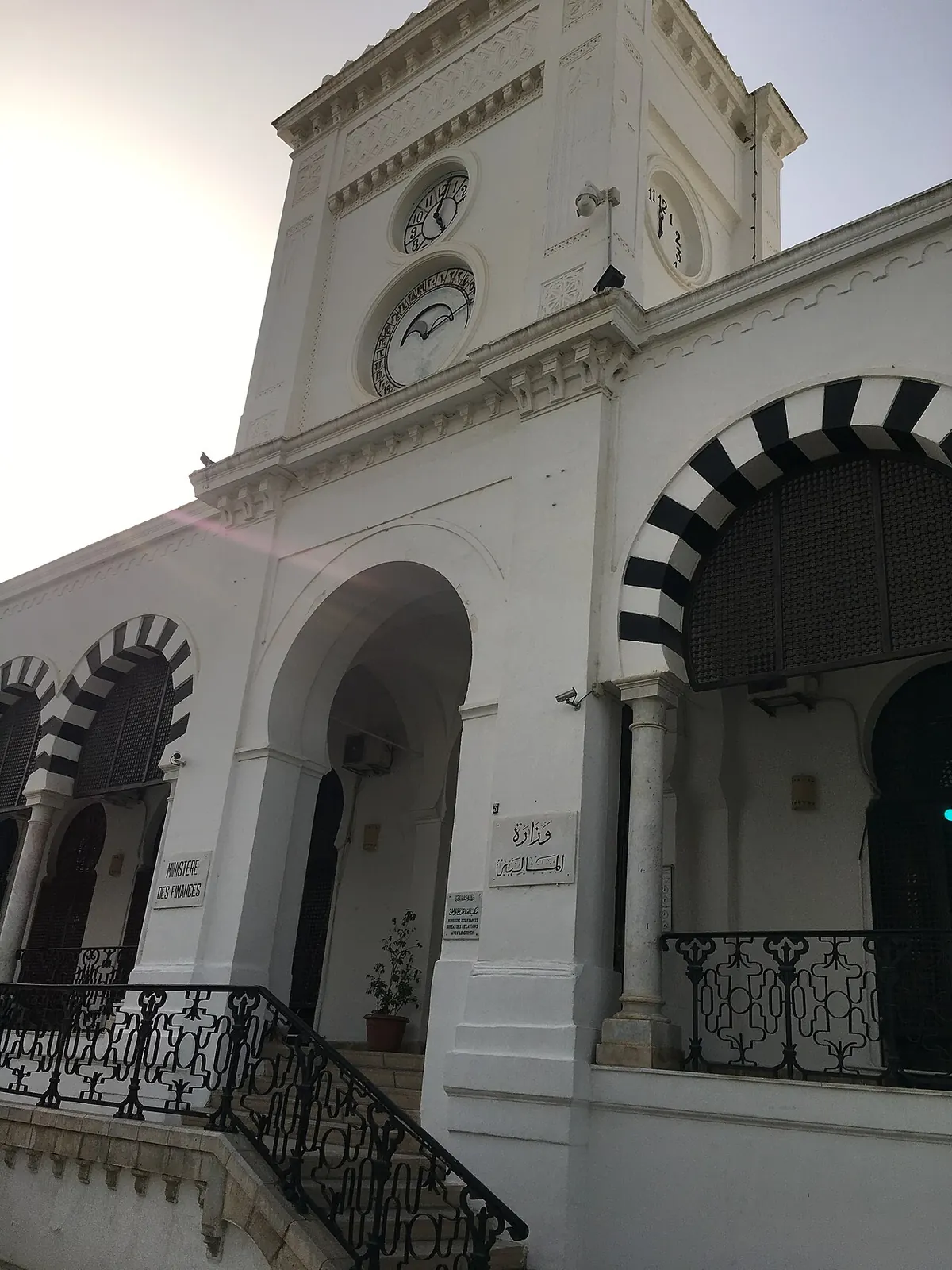 Le ministère tunisien des Finances, à Tunis : en juillet 2023, la ministre des Finances de Kais Saied signe à Tunis le prêt saoudien de 400 millions de dollars et le don de 100 millions