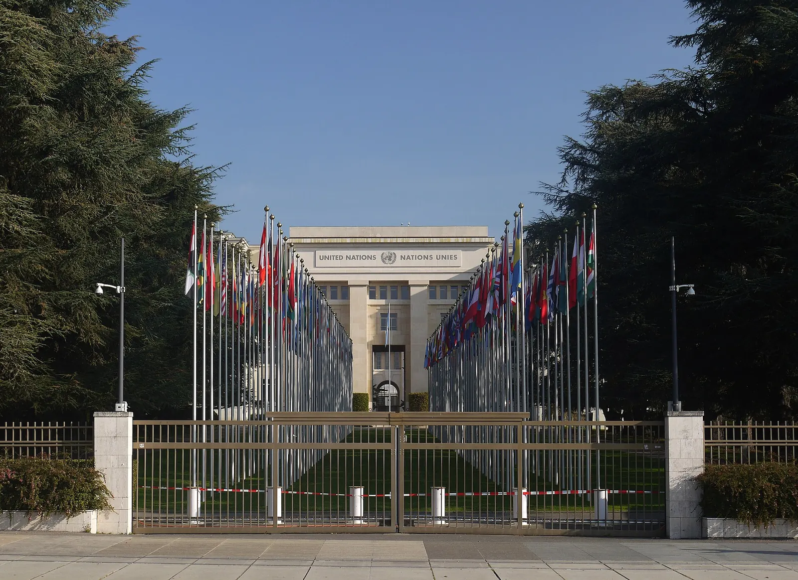 L’allée des drapeaux devant le Palais des Nations, siège des Nations unies à Genève
