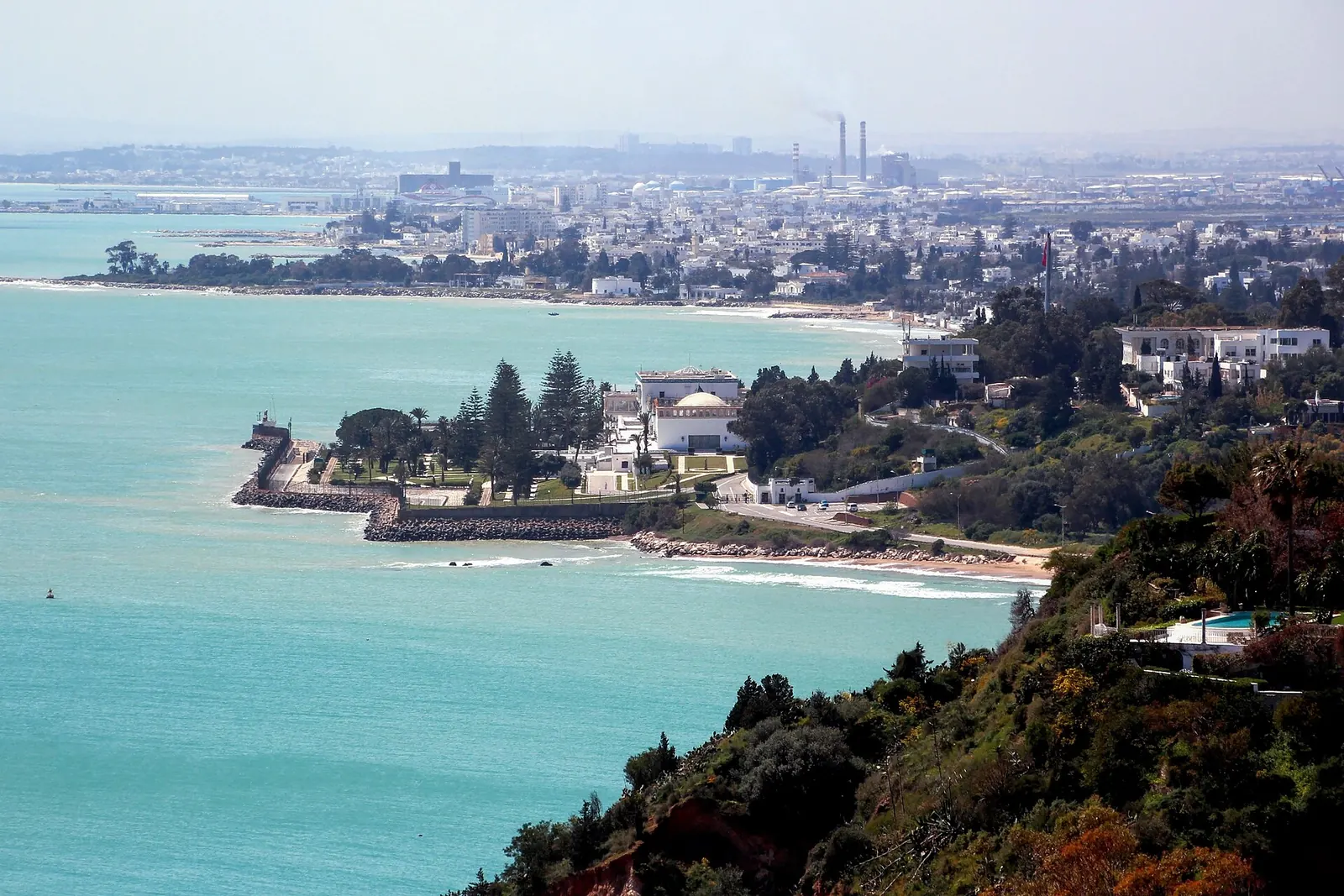 Le palais de Carthage, siège de la présidence de la République tunisienne et résidence de Kais Saied, au bord du golfe de Tunis, vu depuis Sidi Bou Saïd