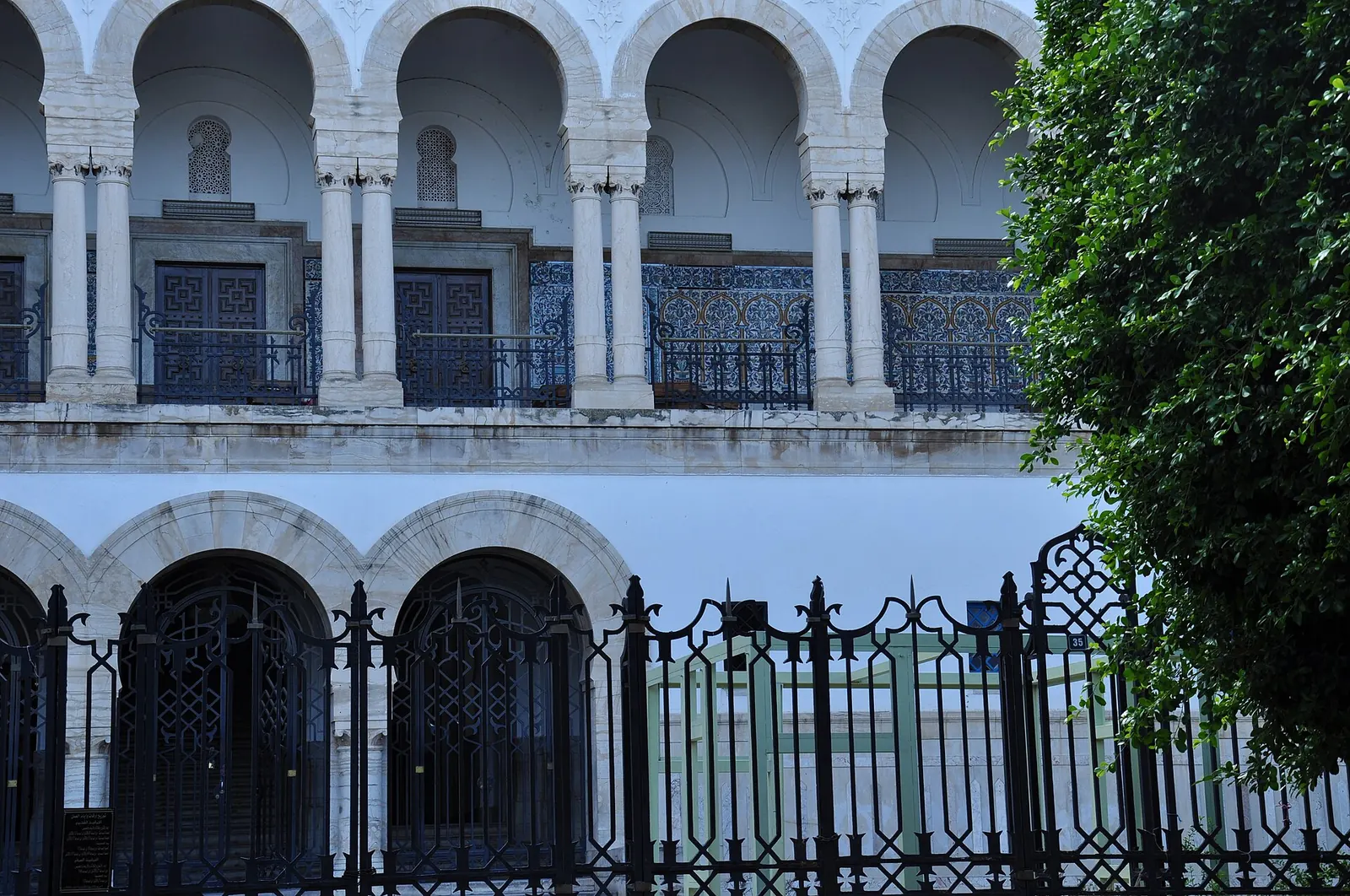 Galeries à arcades du palais de justice de Tunis, où l’avocate Sonia Dahmani plaidait avant d’être poursuivie sous le décret-loi 54