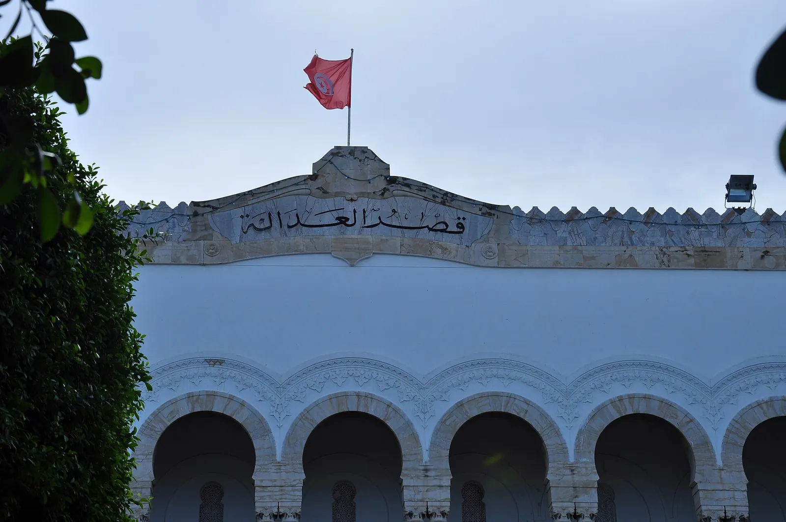 Fronton du palais de justice de Tunis, où siègent le tribunal de première instance et la cour d’appel qui ont condamné Chaïma Issa dans l’affaire du « complot »