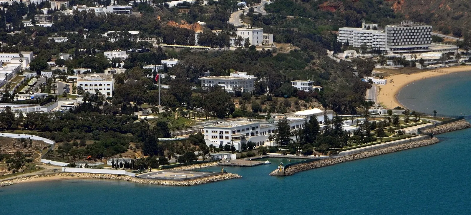 Vue aérienne du palais présidentiel de Carthage, au bord du golfe de Tunis, devant lequel Abir Moussi a été arrêtée le 3 octobre 2023