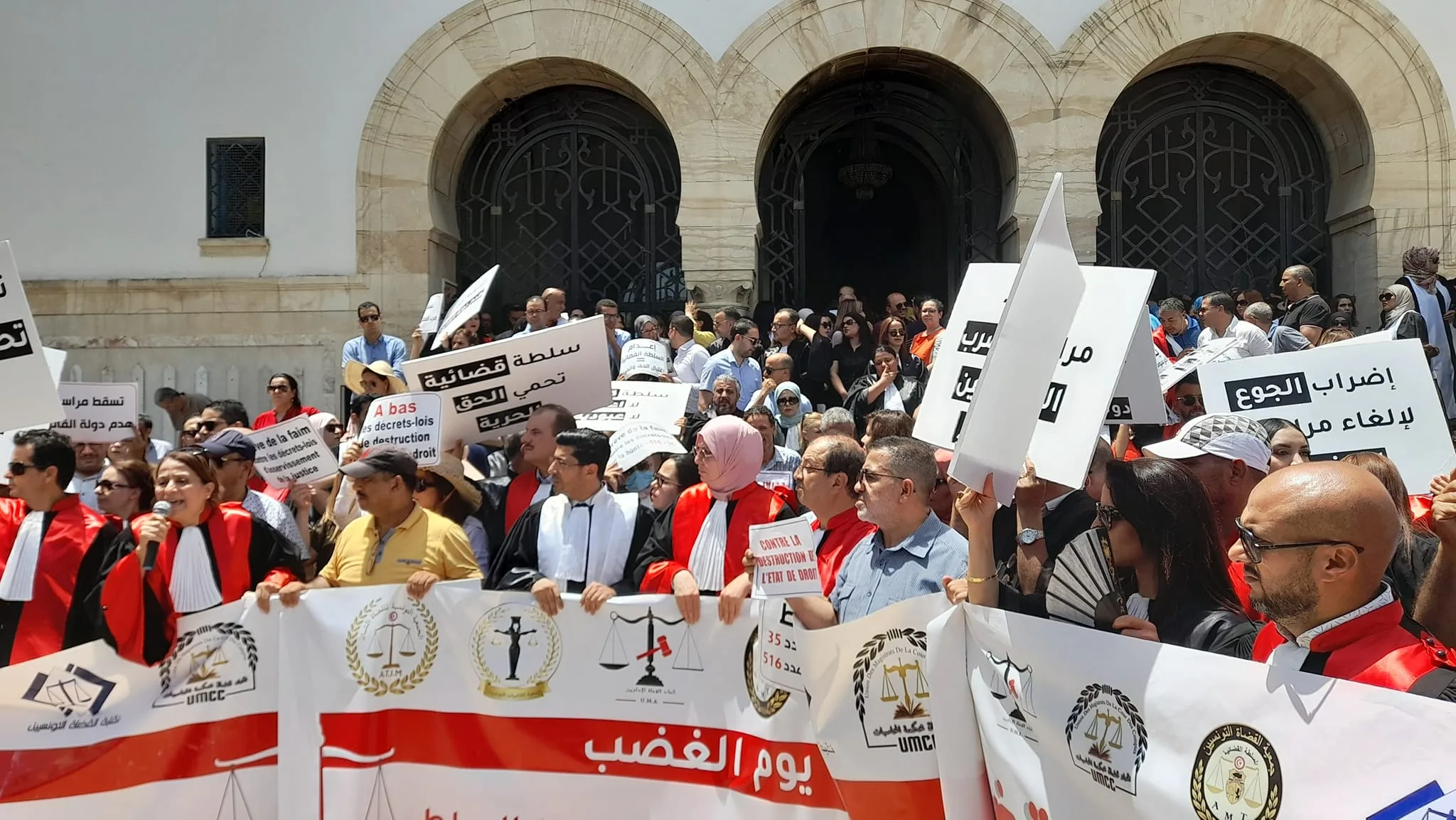 Magistrats tunisiens manifestant contre les mesures de Kais Saied portant atteinte à l’indépendance de la justice et au fonctionnement du pouvoir judiciaire en Tunisie.