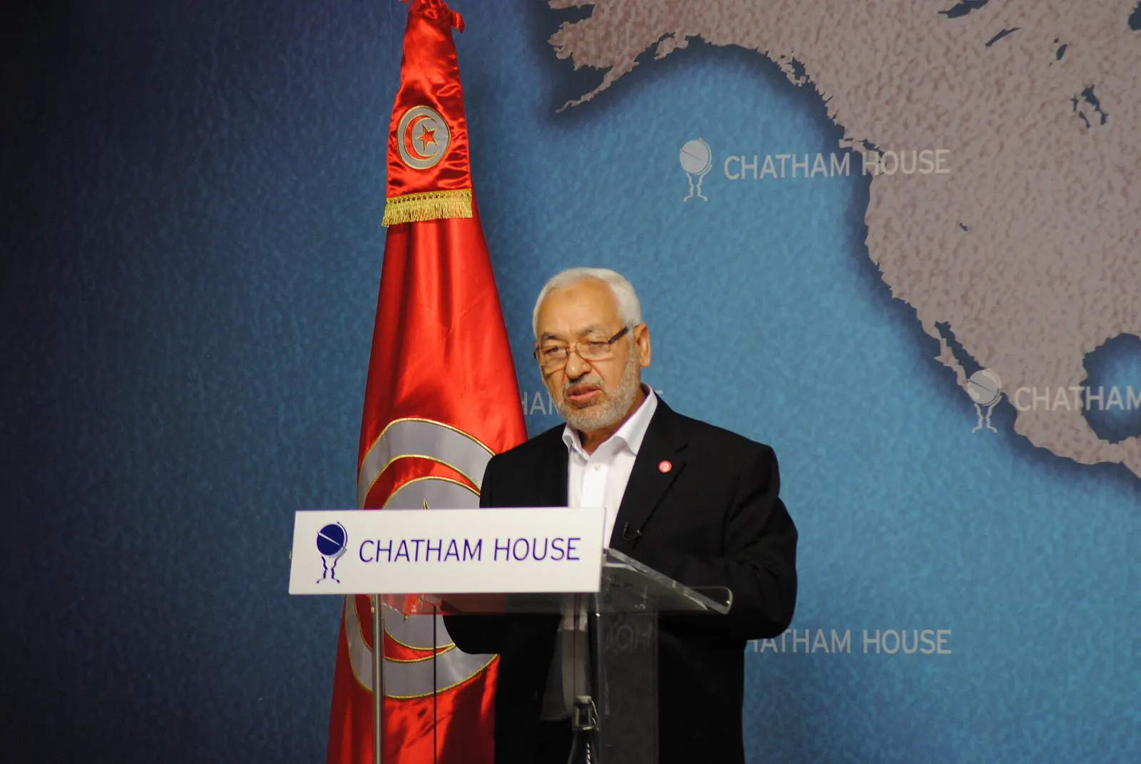 Rached Ghannouchi s’exprimant à Chatham House, à Londres, le 26 novembre 2012, devant le drapeau tunisien