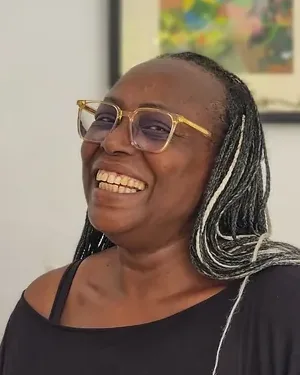 Portrait de Saadia Mosbah, présidente de l’association antiraciste Mnemty, détenue en Tunisie depuis mai 2024 sous Kais Saied