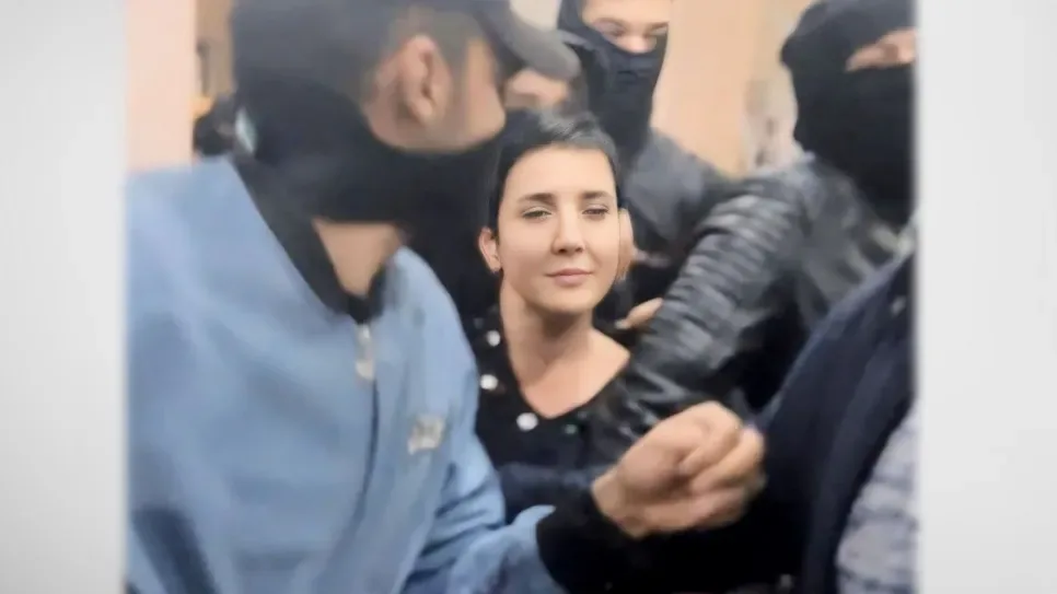 L’avocate et chroniqueuse Sonia Dahmani entourée de policiers cagoulés lors de son arrestation à la Maison de l’avocat, à Tunis, le 11 mai 2024