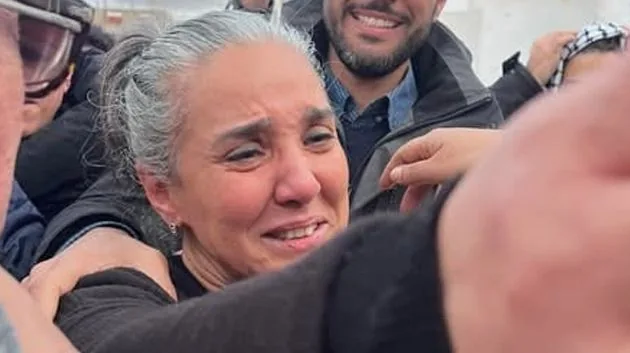 Sonia Dahmani, en larmes, entourée de ses proches à sa sortie de la prison de la Manouba, le 27 novembre 2025, après dix-huit mois de détention